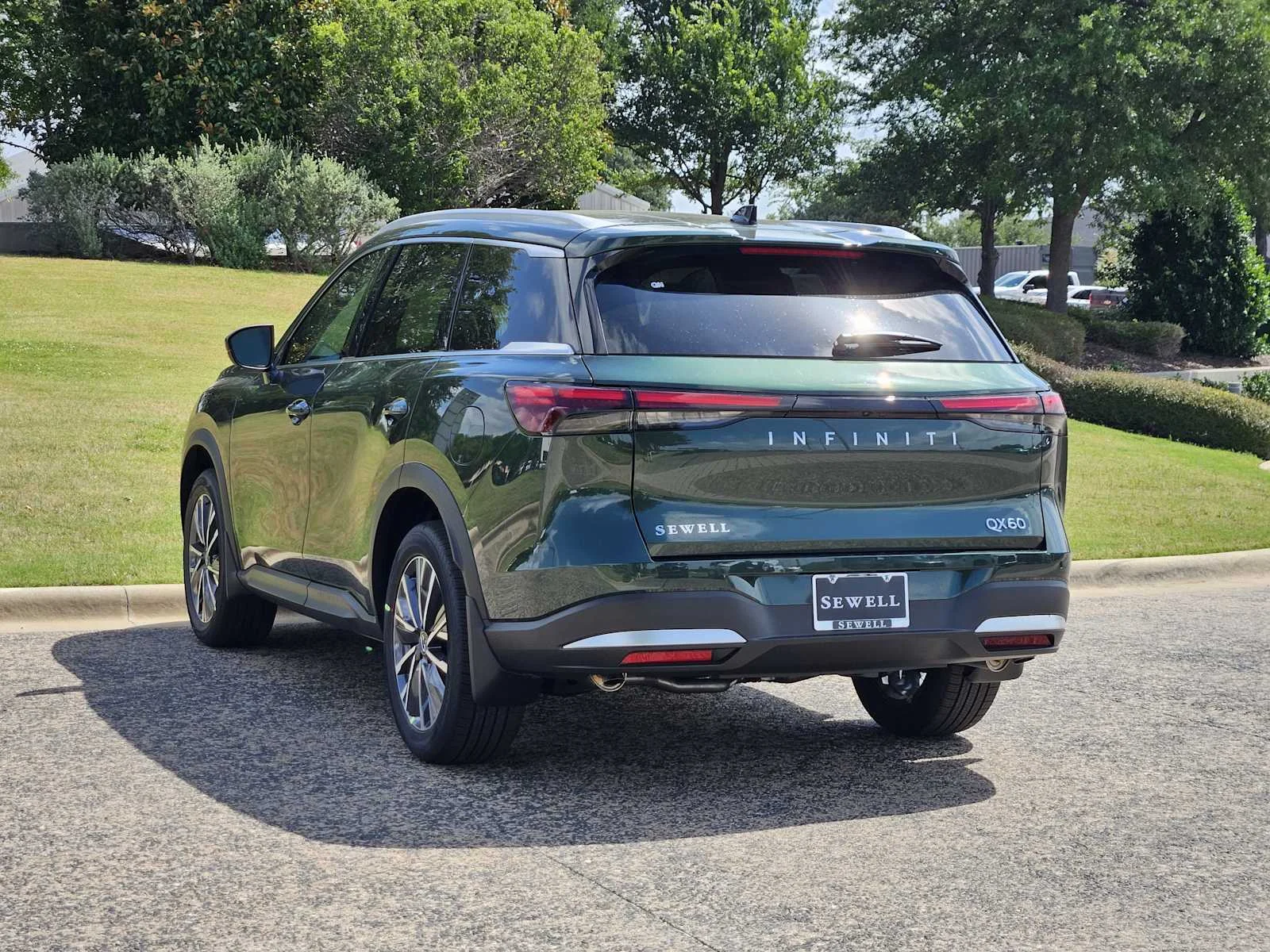 New 2027 DEEP EMERALD INFINITI LUXE image 3