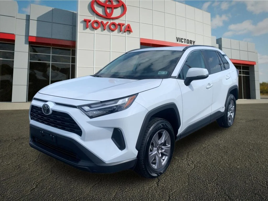 Used 2025 White Toyota XLE image 7