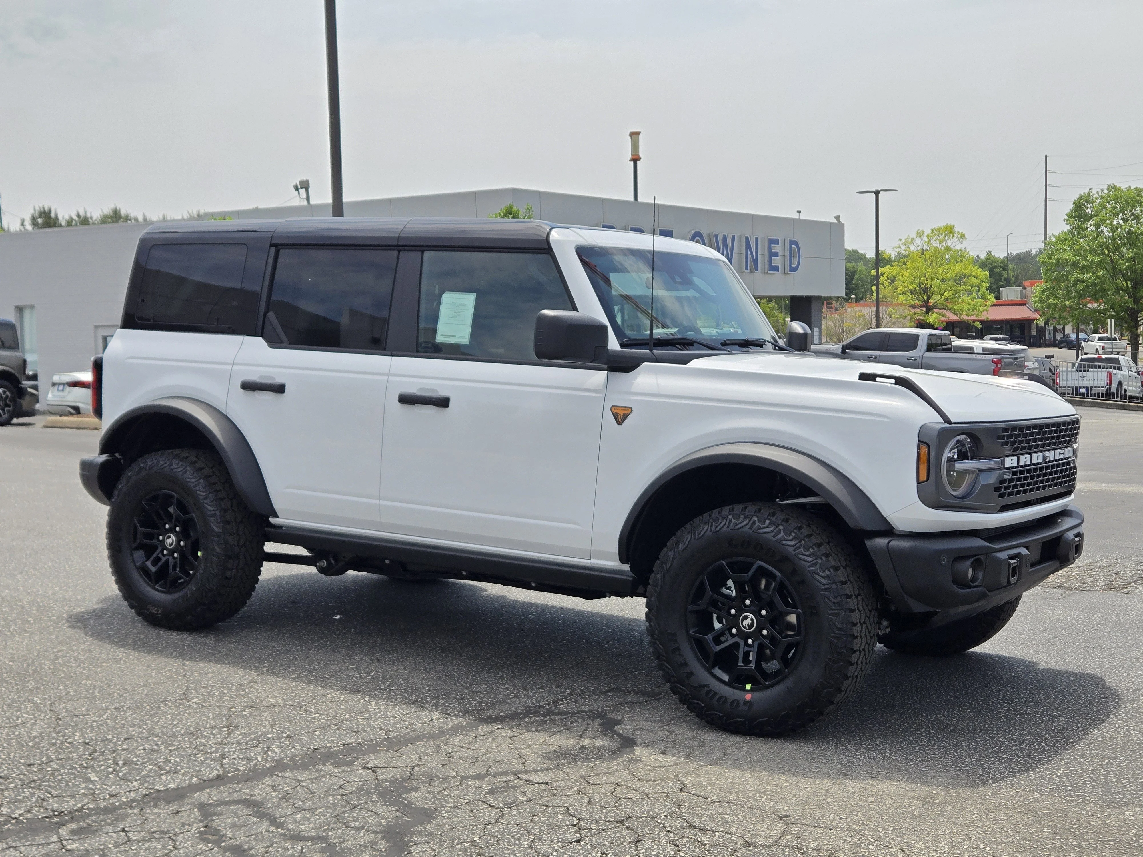 New 2026 Oxford White FORD Badlands image 6