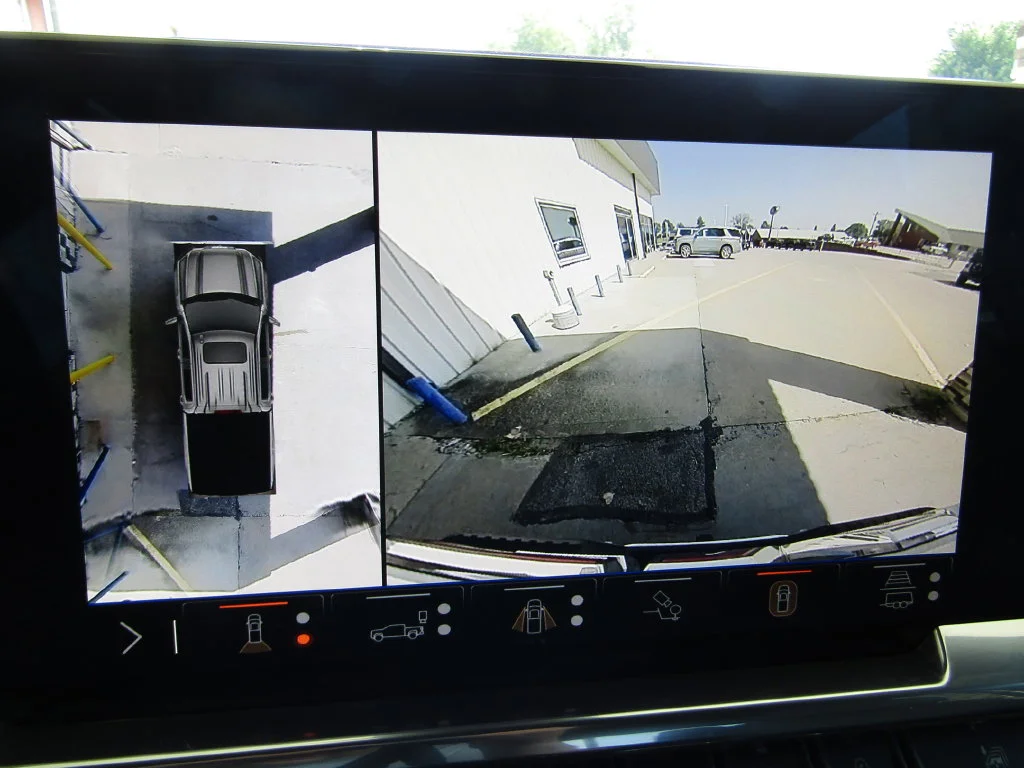 Used 2024 White GMC SLT image 19