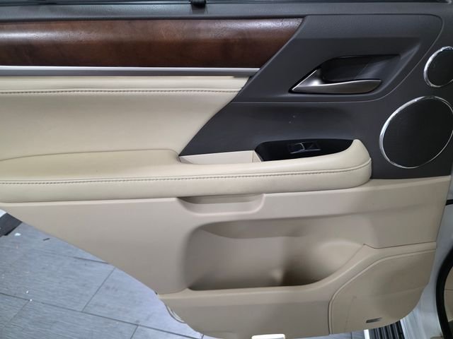 Used 2016  Lexus 570 image 11