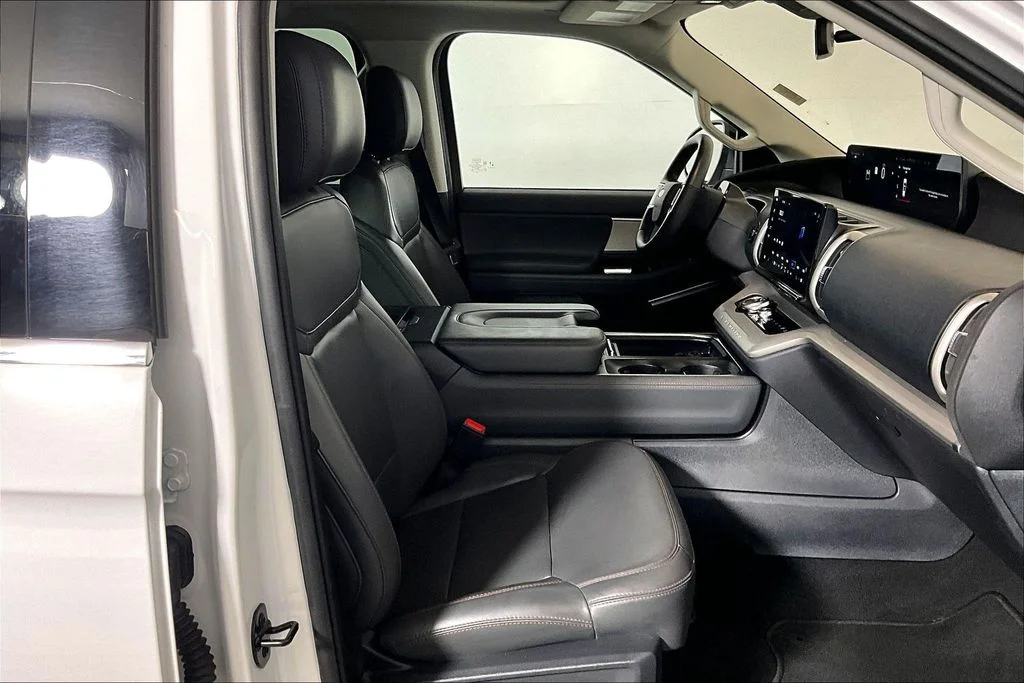 Used 2025 Oxford White Ford Active image 6