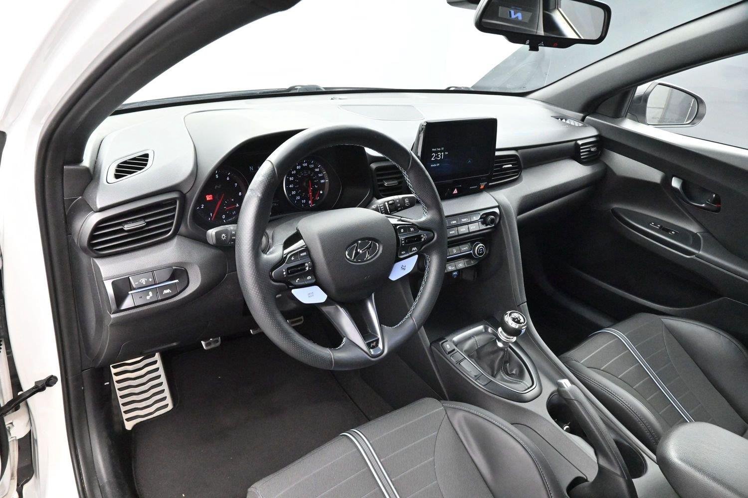 Used 2022 Lunar White Hyundai Base image 12