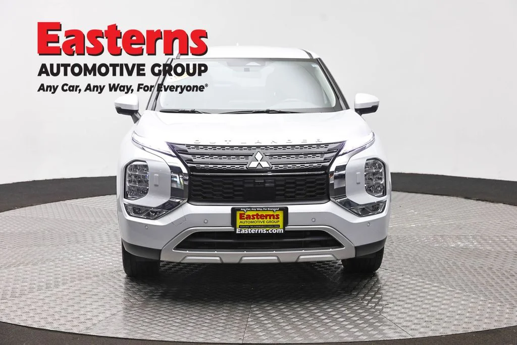Used 2024 White Mitsubishi SE image 2