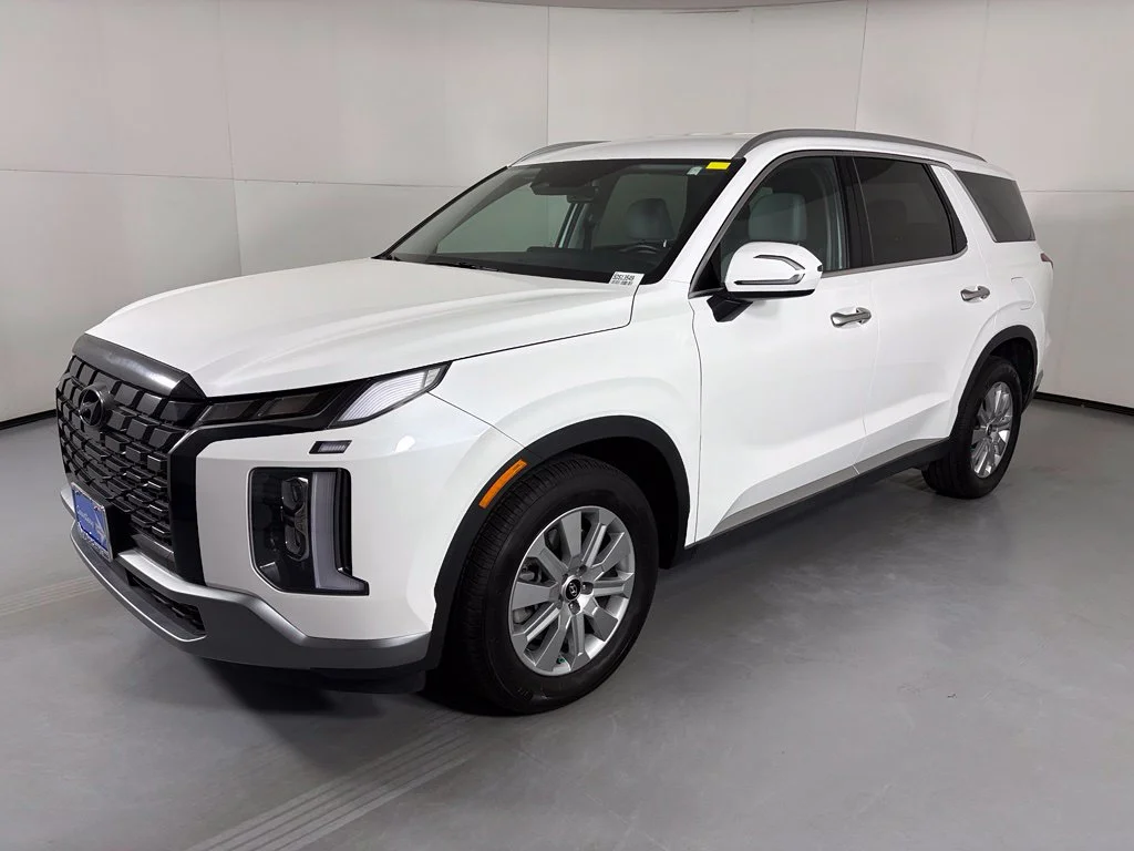 Used 2025 White Hyundai SEL image 4