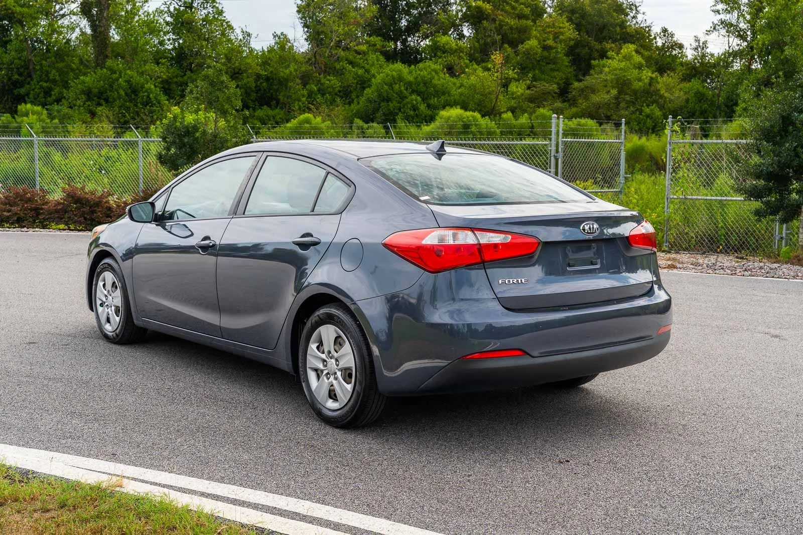 Used 2015  Kia LX image 4