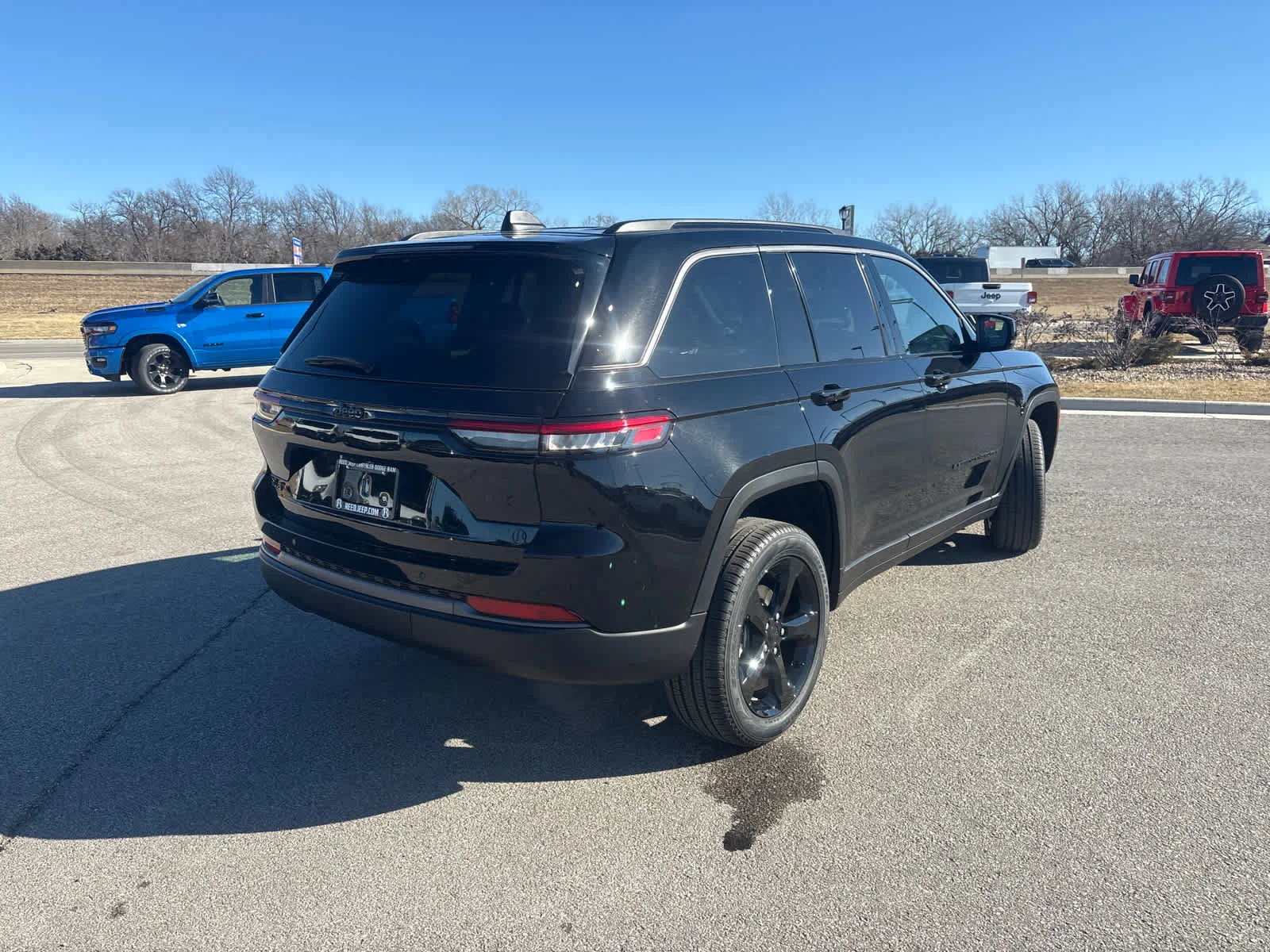 New 2026 Diamond Black Crystal Pearl-Coat Exterior Paint Jeep Limited image 9