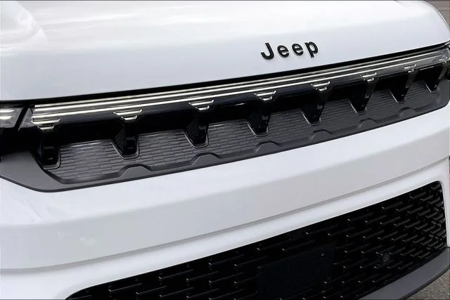 New 2026 Bright White Clear-Coat Exterior Paint Jeep Limited Altitude image 35