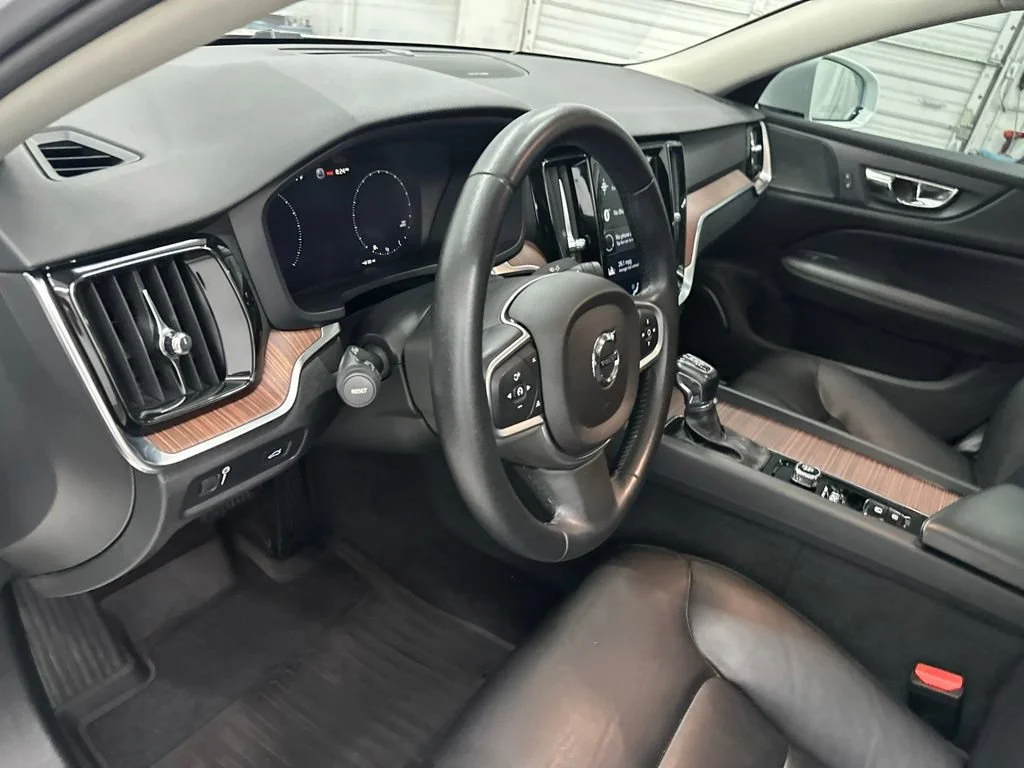 Used 2019 White Volvo T5 Momentum image 13