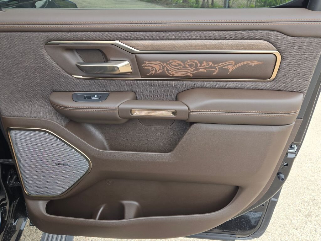 New 2026 Diamond Black Crystal Pearl-Coat Exterior Paint RAM Limited image 10