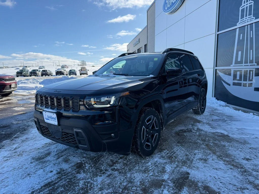 New 2026 Diamond Black Crystal Pearl-Coat Exterior Paint Jeep Limited image 8