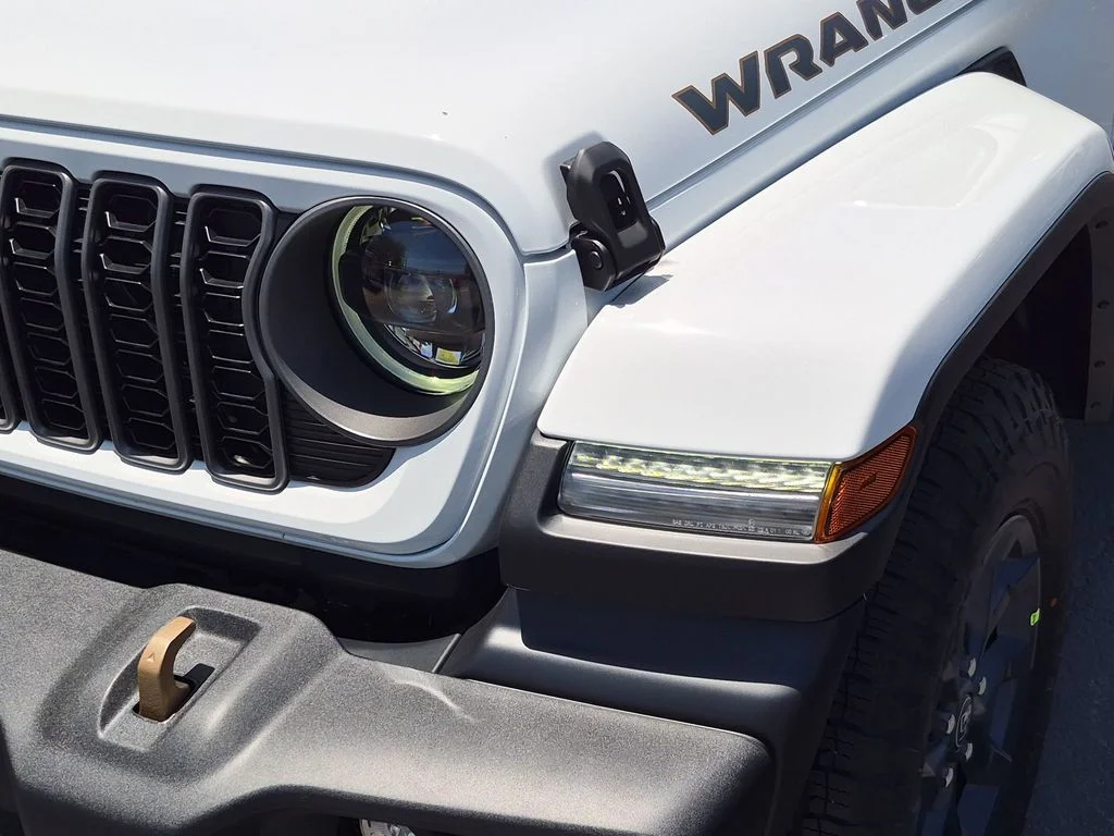 New 2026 Bright White Clear-Coat Exterior Paint Jeep 85th Anniversary Edition image 9