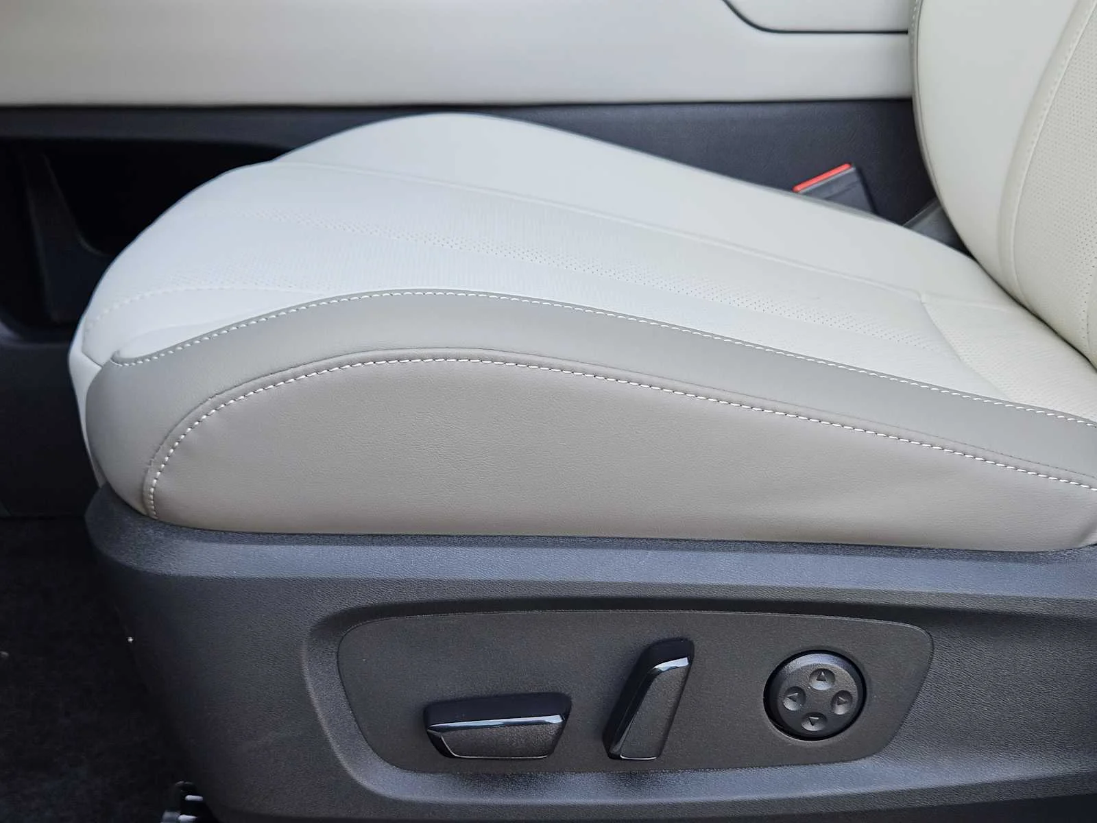 New 2027 RADIANT WHITE INFINITI Luxe FWD image 18