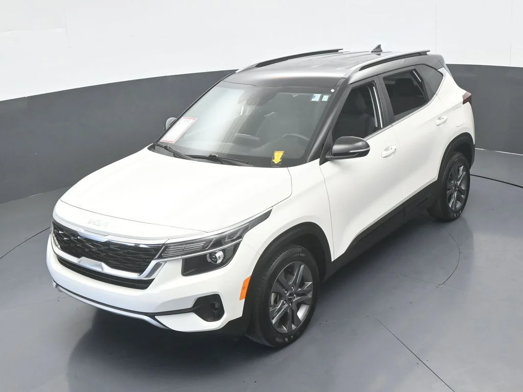 Used 2023 Clear White/Black Roof Kia S image 40