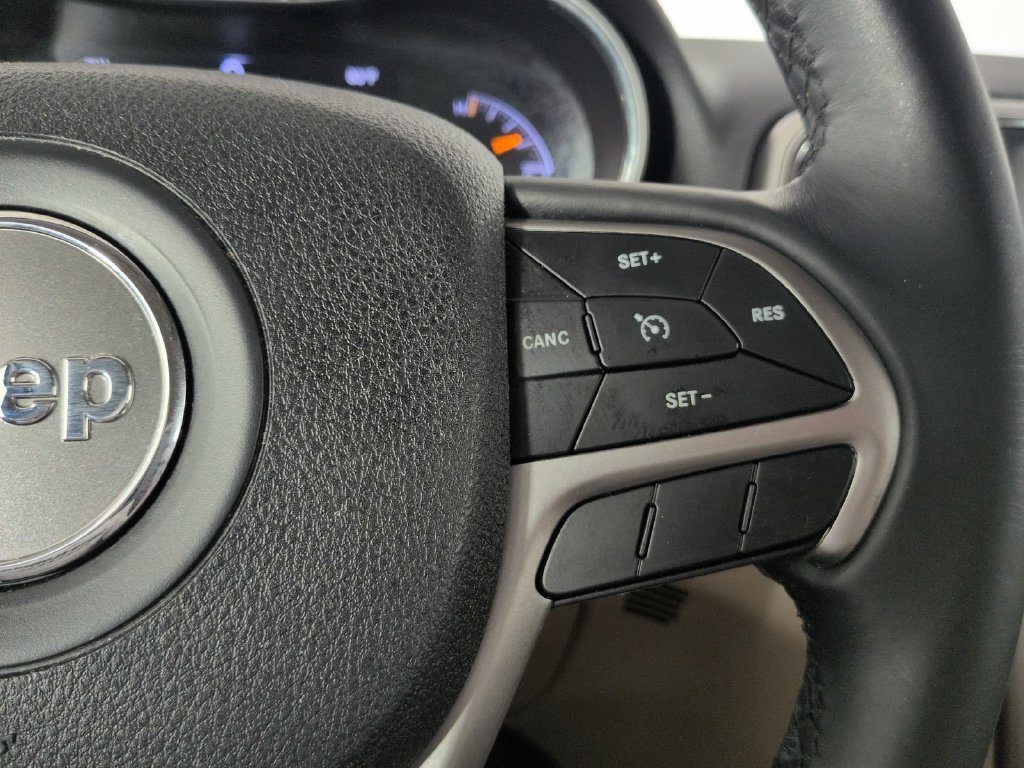 Used 2018 Red Jeep Laredo E image 41