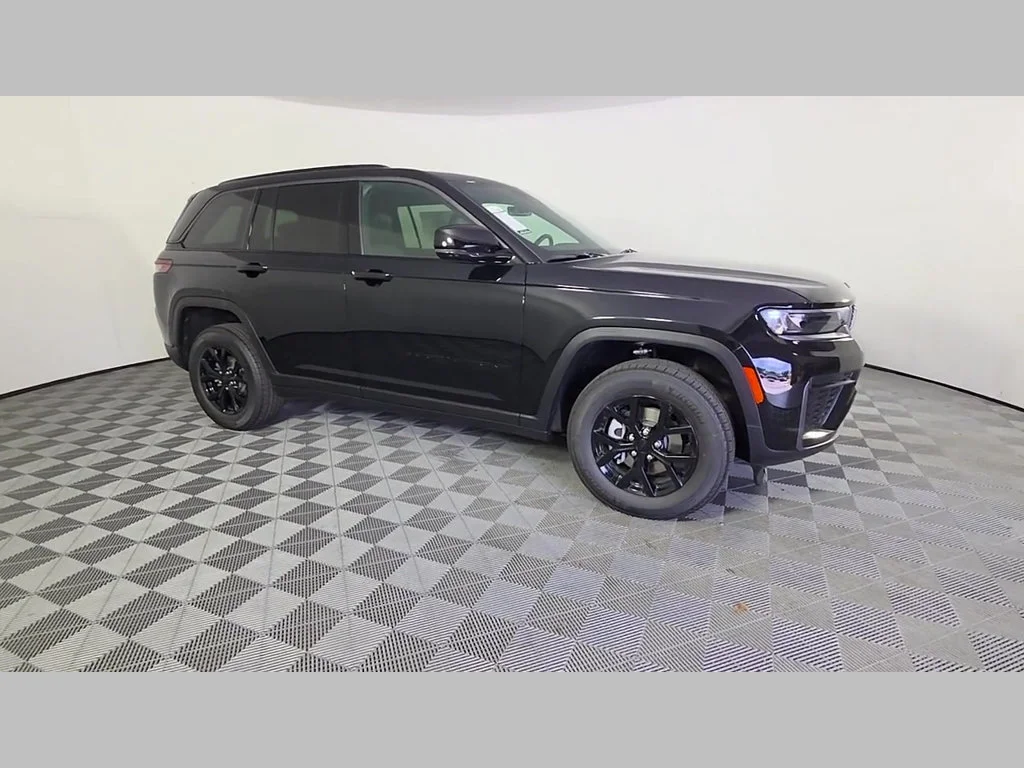 New 2026 Diamond Black Crystal Pearl-Coat Exterior Paint Jeep Laredo Altitude image 40