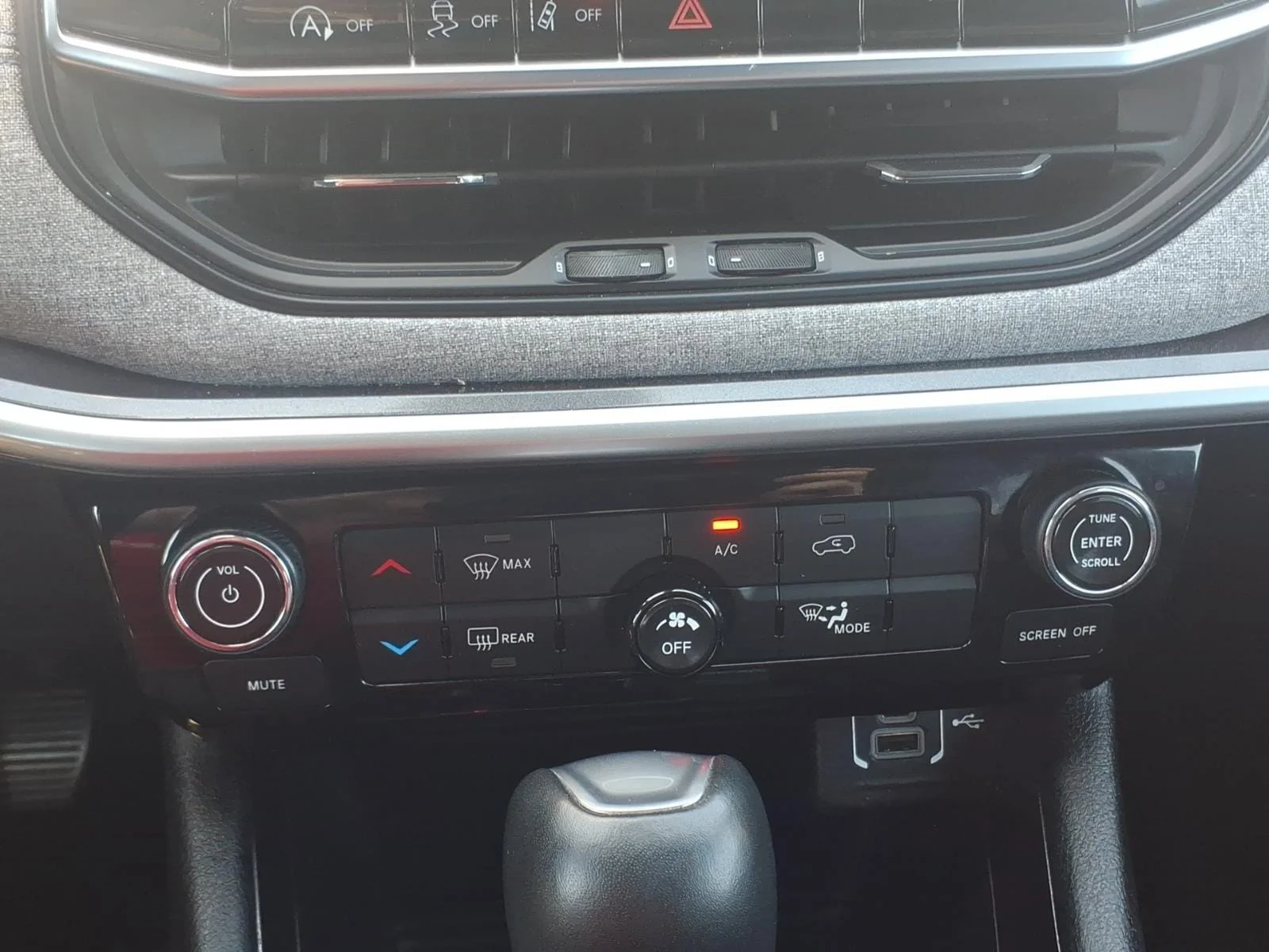 Used 2024 Blue Pearl Jeep Latitude image 20