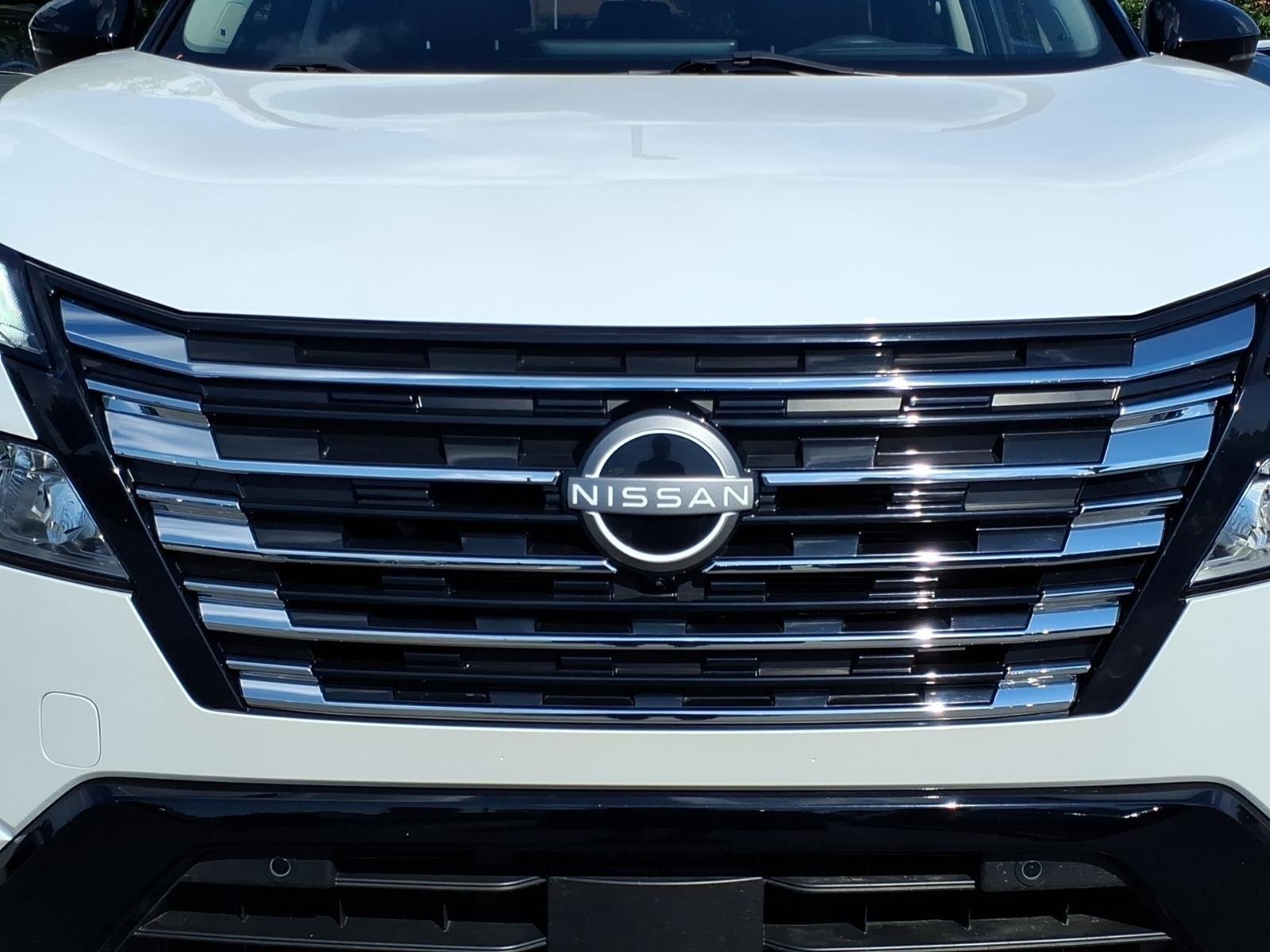 Used 2024 Everest White Pearl/Super Black Nissan Platinum image 15