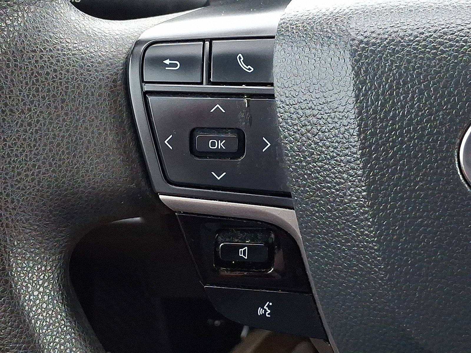Used 2025 Ice Cap Toyota LE image 19