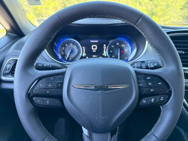 Used 2025 White Chrysler Limited image 17