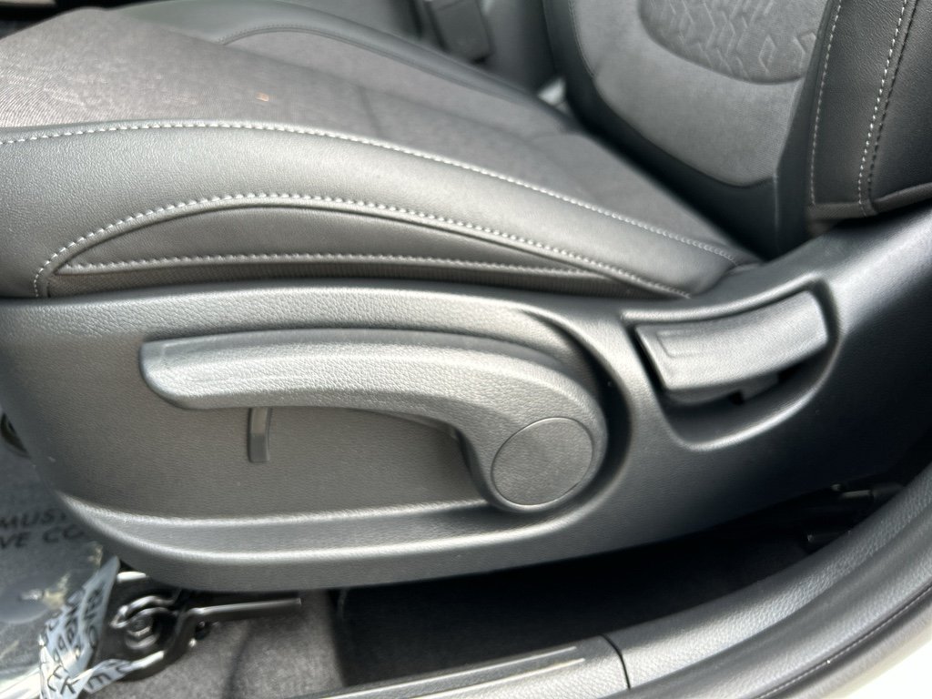 New 2026 Clear White / Black Roof Kia S image 18