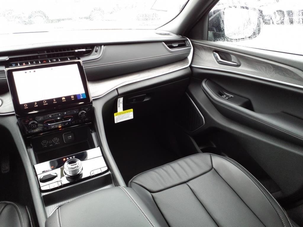 New 2024 Diamond Black Crystal Pearlcoat Jeep  image 25