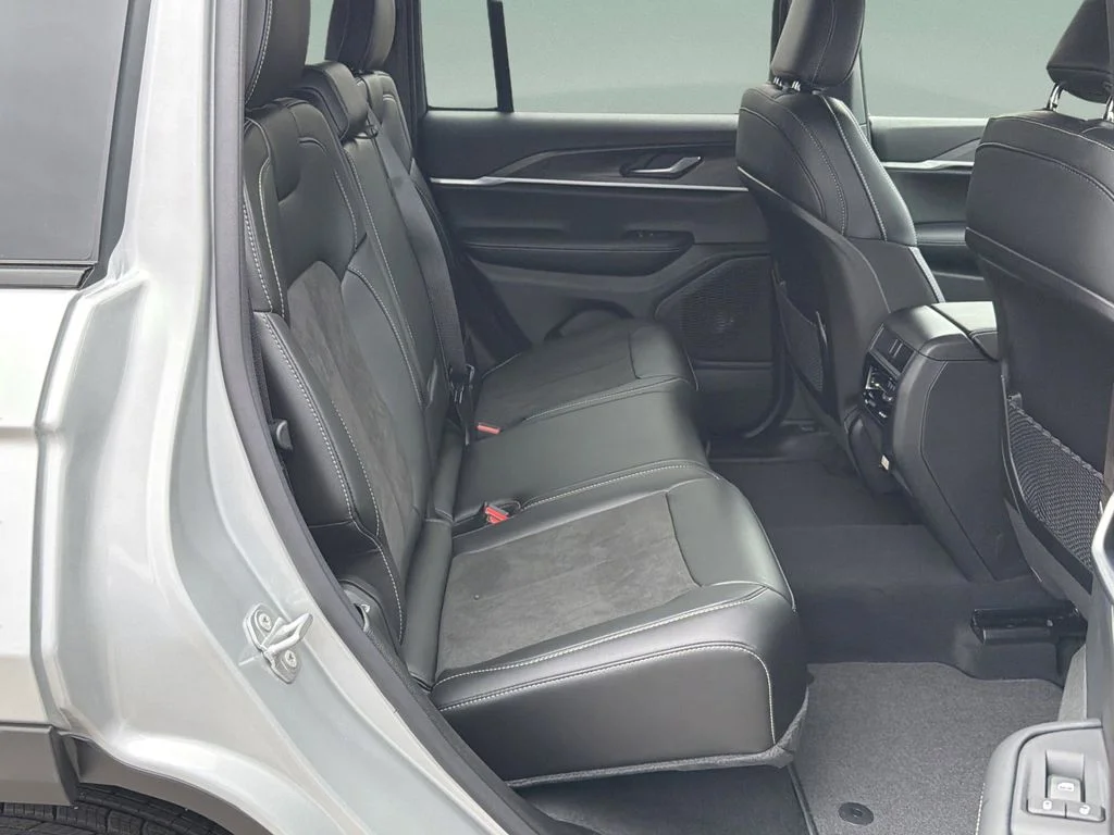 New 2026 Silver Zynith Exterior Paint Jeep Altitude image 26