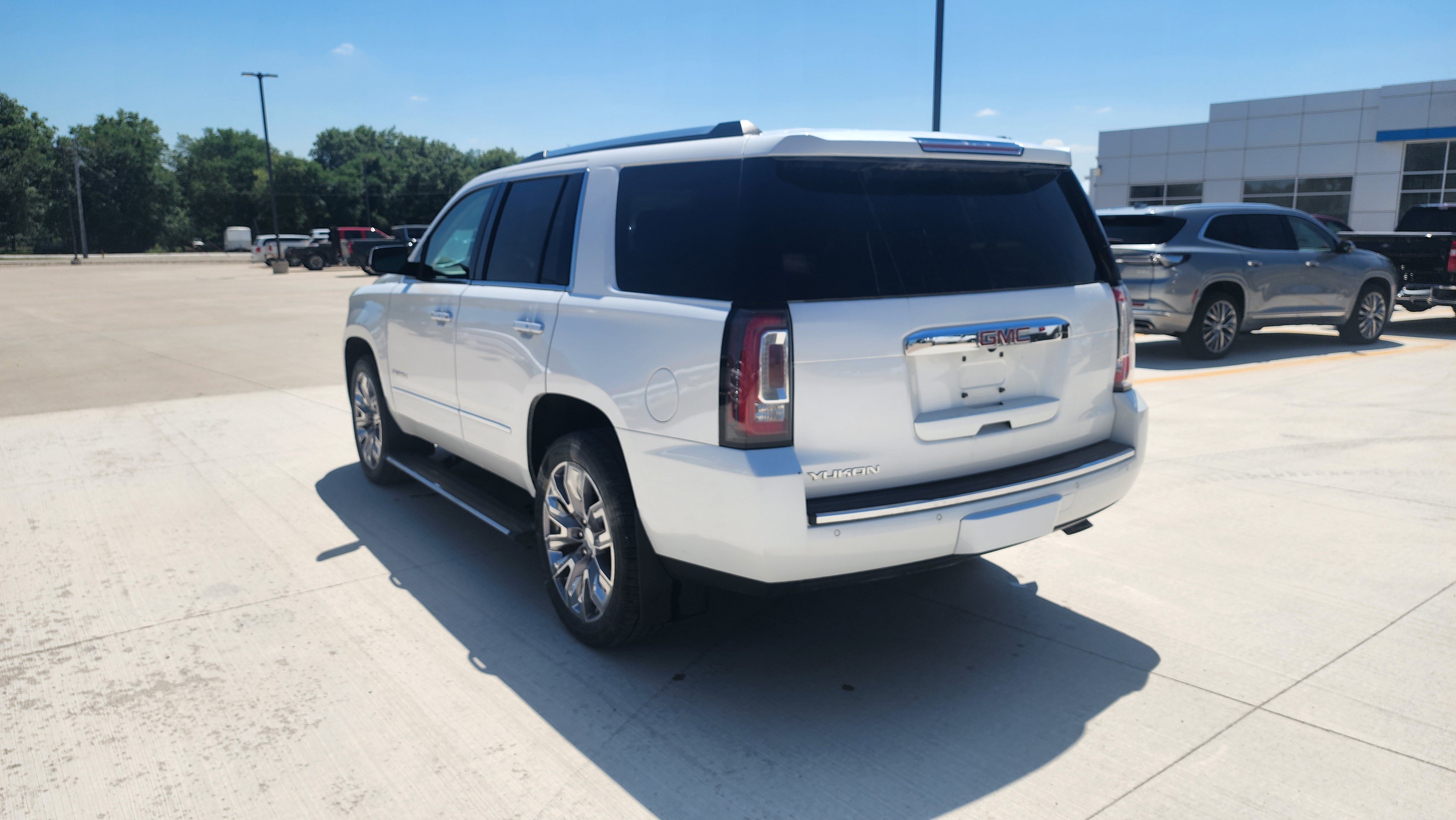 Used 2019 WHITE FROST TRICOAT GMC Denali image 7