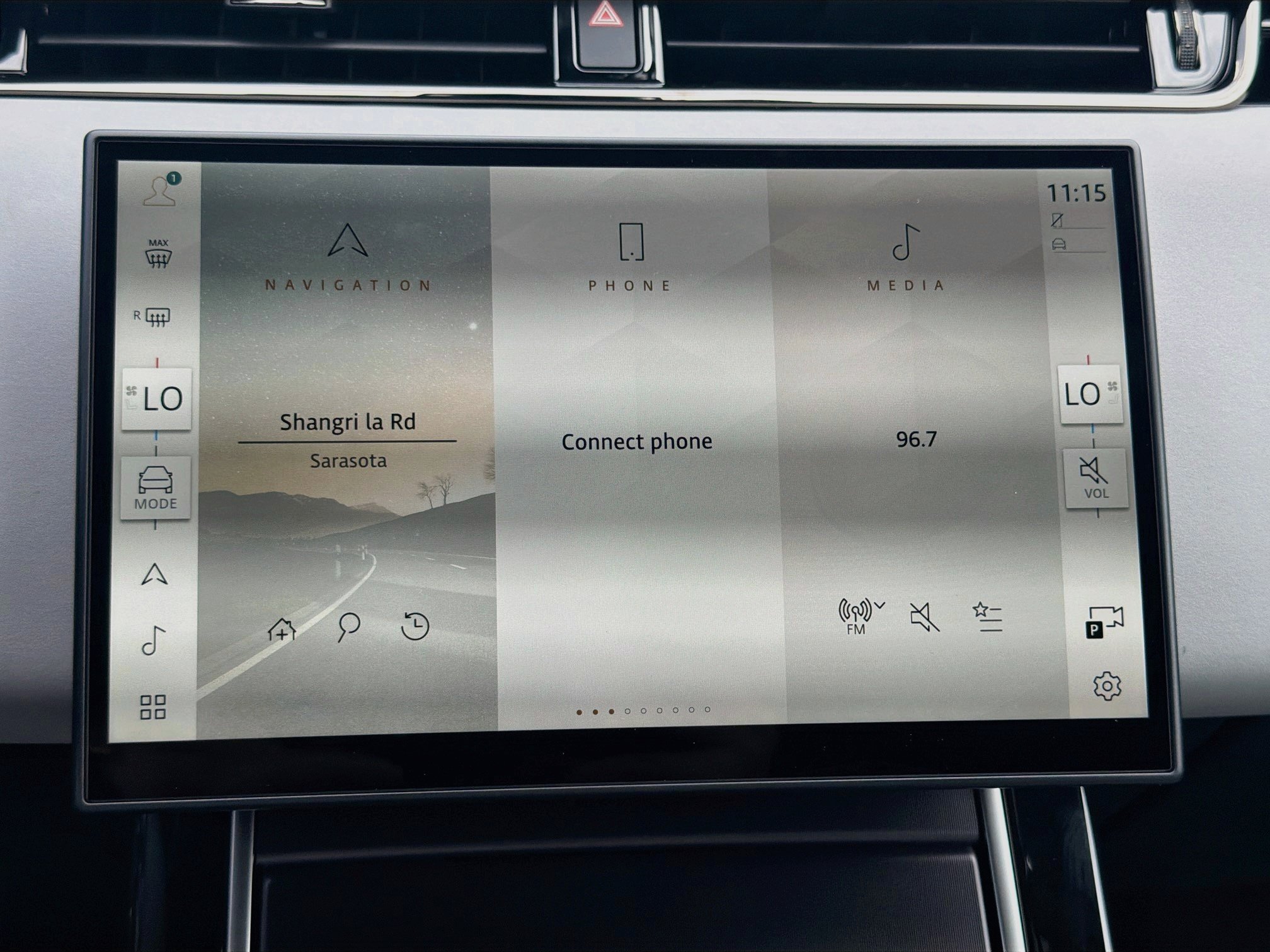 New 2026 Ostuni Pearl White Land Rover Hoxton Edition image 31