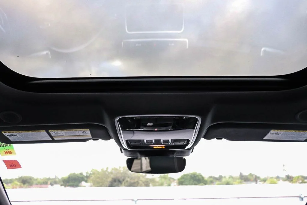 Used 2023  Land Rover R-Dynamic S MHEV image 18