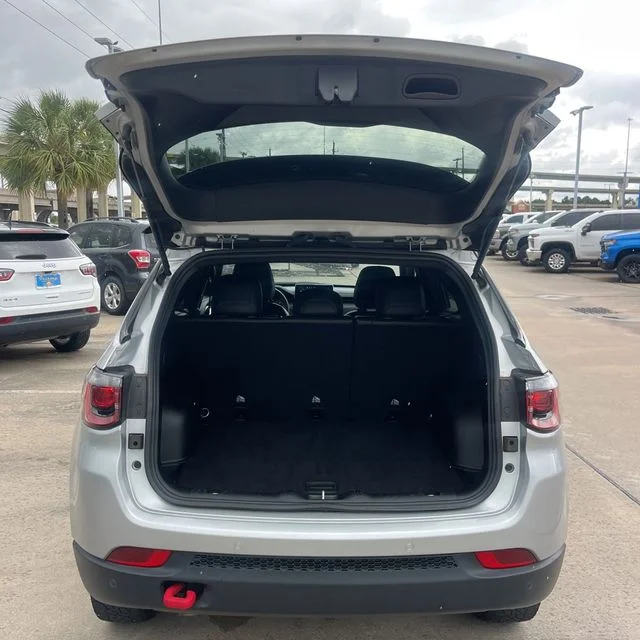 Used 2025 Silver Zynith Metallic Clearcoat Jeep Trailhawk image 19