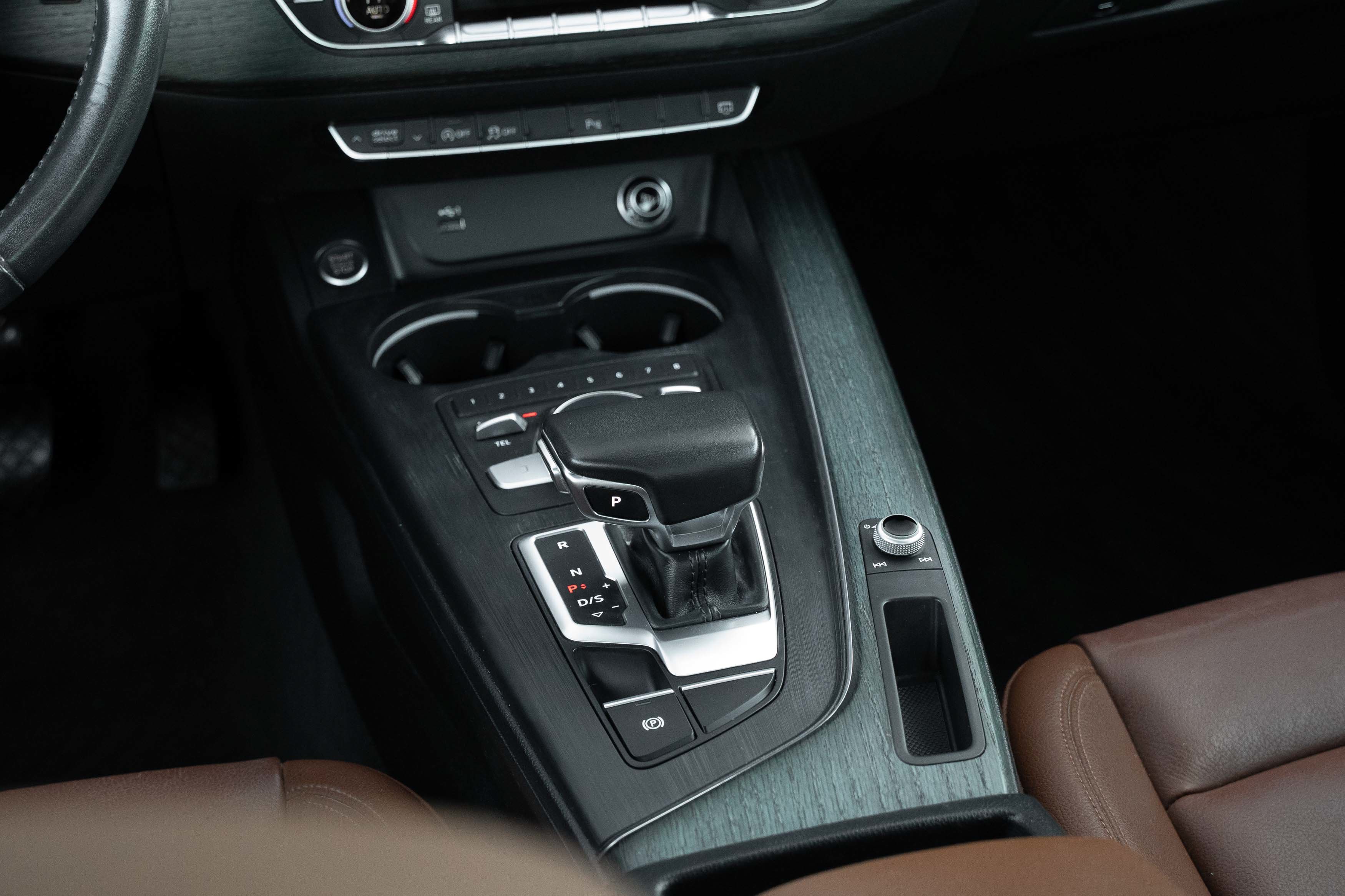 Used 2018 Mythos Black Metallic Audi Tech Premium Plus image 12