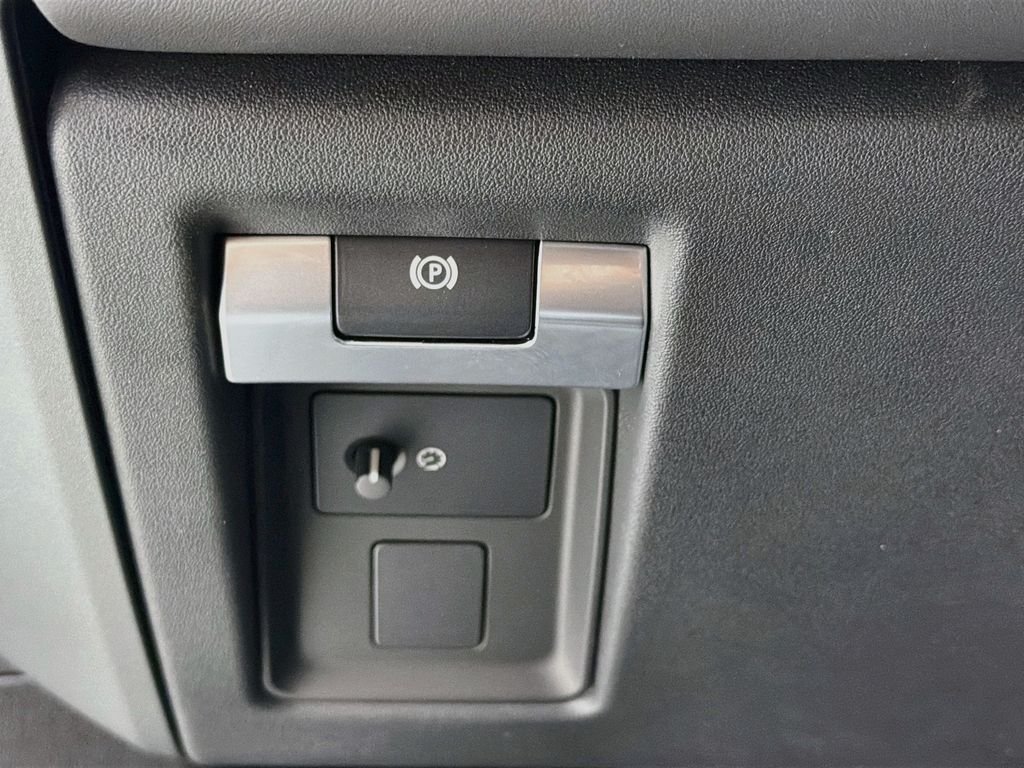 New 2026 Woolstone Green Land Rover X-Dynamic SE image 10