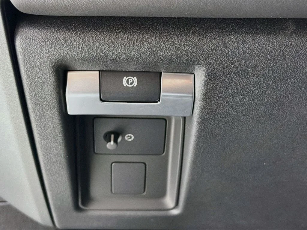 New 2026 Woolstone Green Land Rover X-Dynamic SE image 10