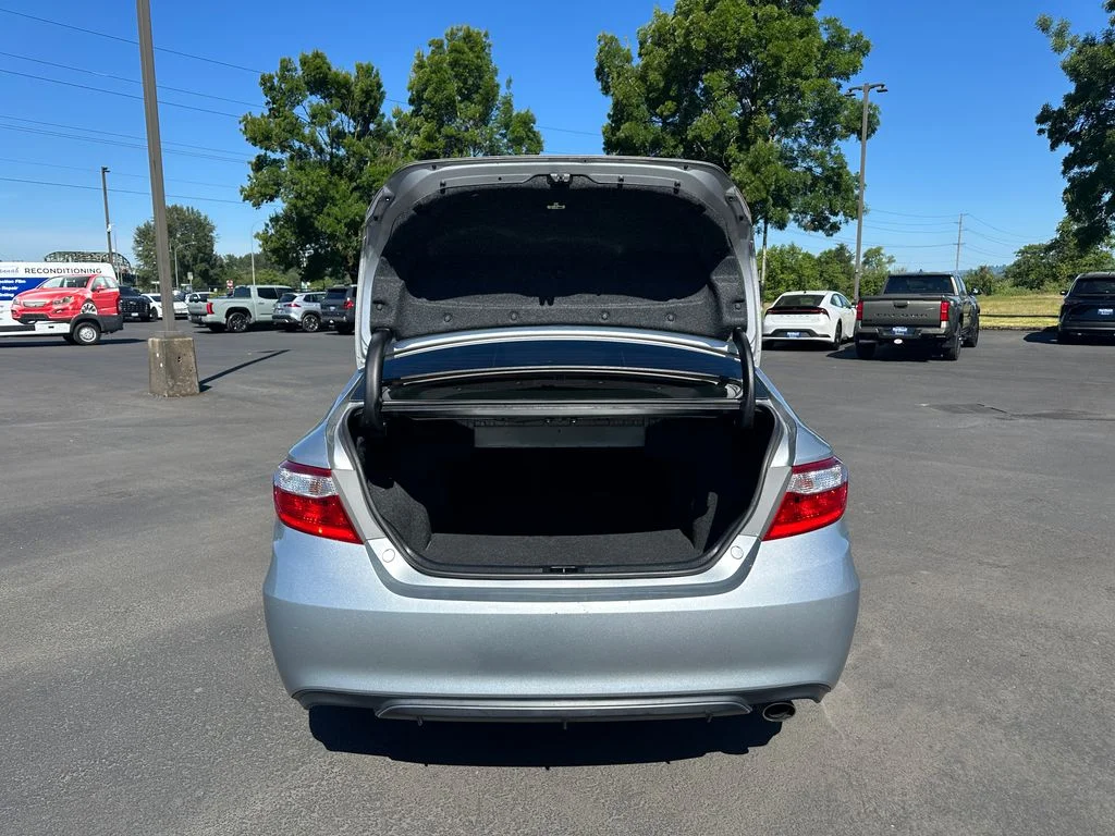 Used 2016 Silver Toyota SE image 10