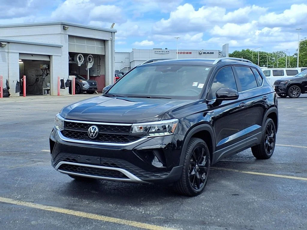 Used 2024 Volkswagen Taos SE with VIN 3VVSX7B24RM084556 for sale in Kansas City