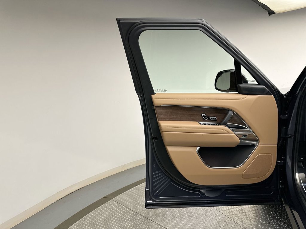 New 2027 Varesine Blue Land Rover SE image 9
