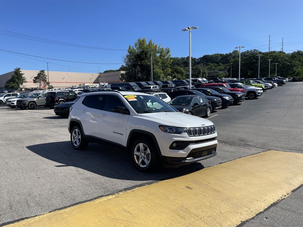 Used 2024 White Jeep Latitude image 6