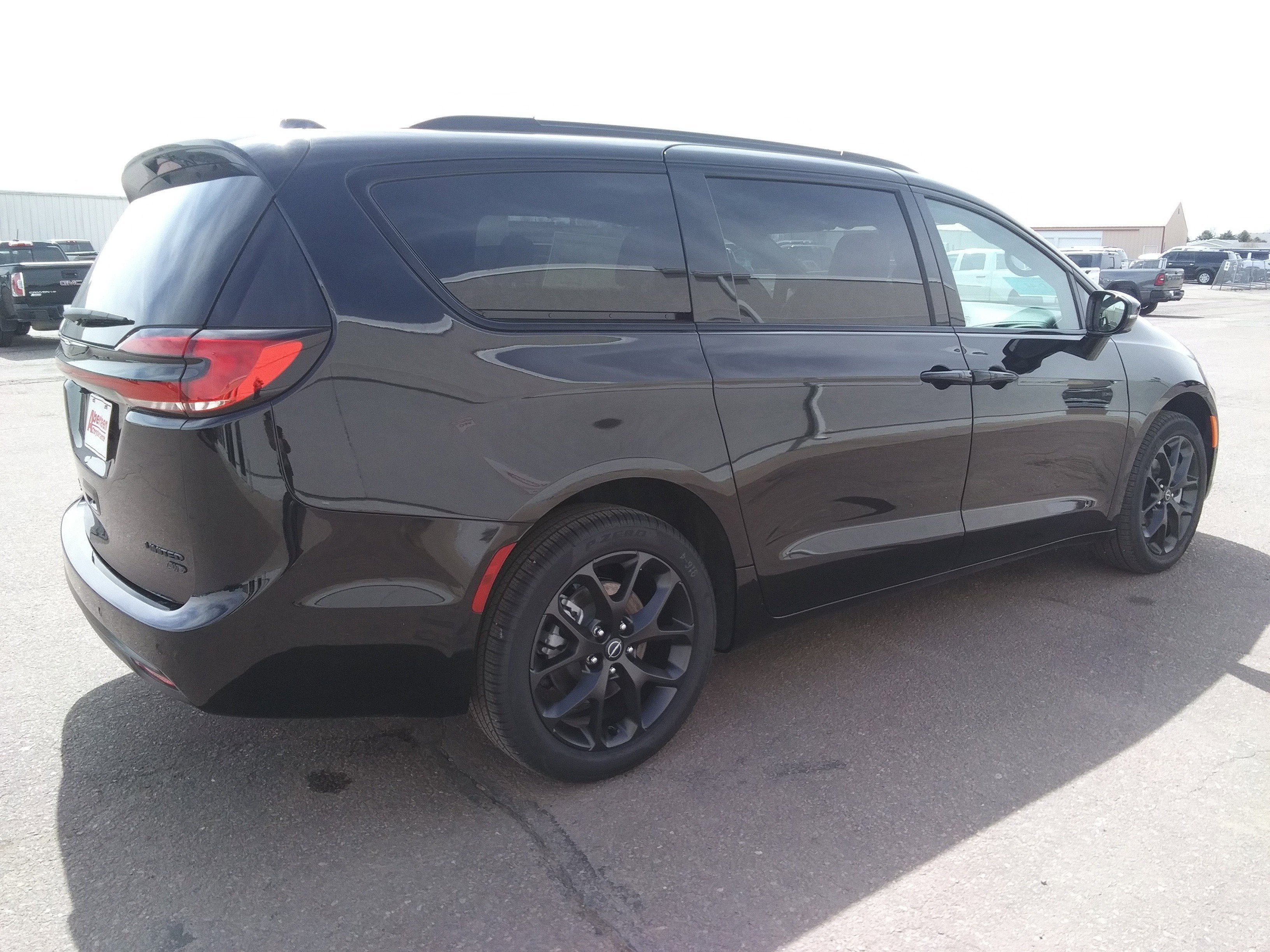 New 2026 Diamond Black Crystal Pearl-Coat Exterior Paint Chrysler Limited image 5