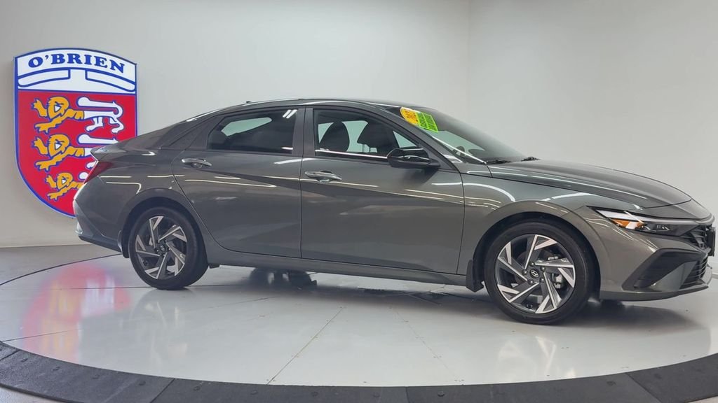 Used 2025 Gray Hyundai SEL Sport image 3