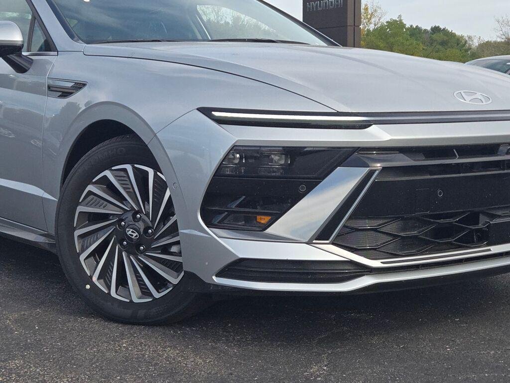 New 2025 Silver Hyundai Limited image 3
