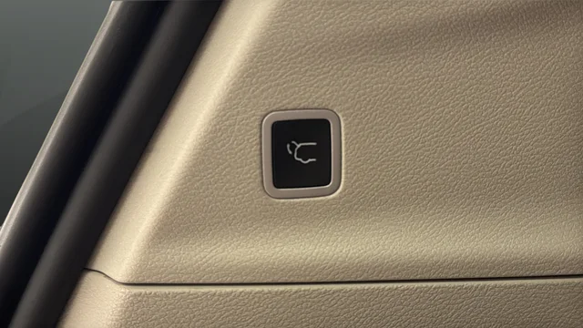 Used 2022 Crystal Metallic Chrysler Touring L image 28