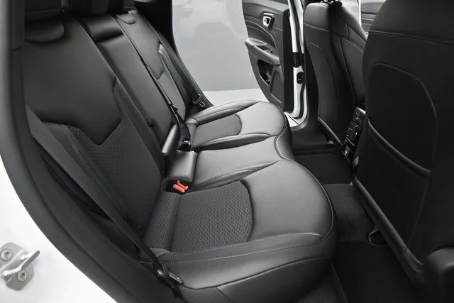 New 2026 Bright White Clear-Coat Exterior Paint Jeep Latitude image 24