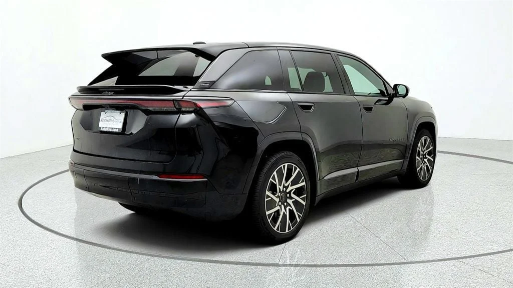 Used 2025 Diamond Black Crystal Pearlcoat Jeep Limited AWD w/ Dark Appearance Package image 5