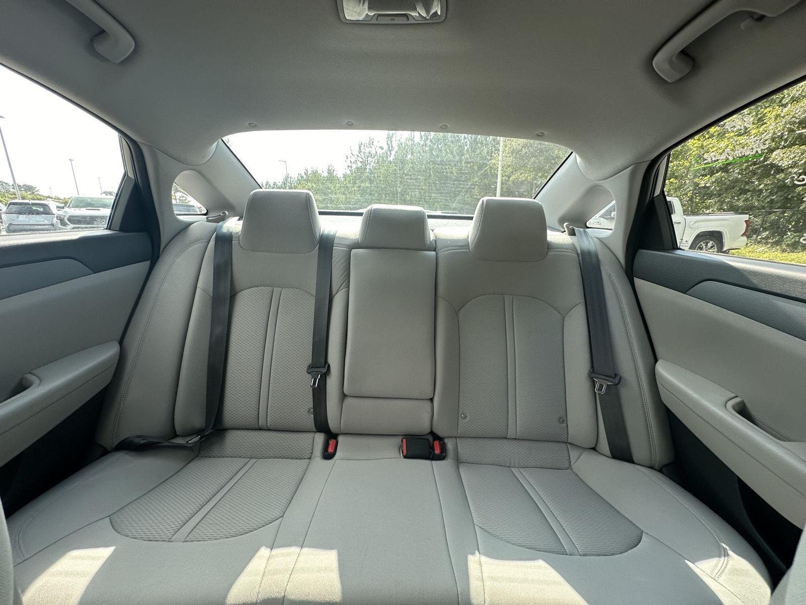 Used 2018 Machine Gray Hyundai SE image 13