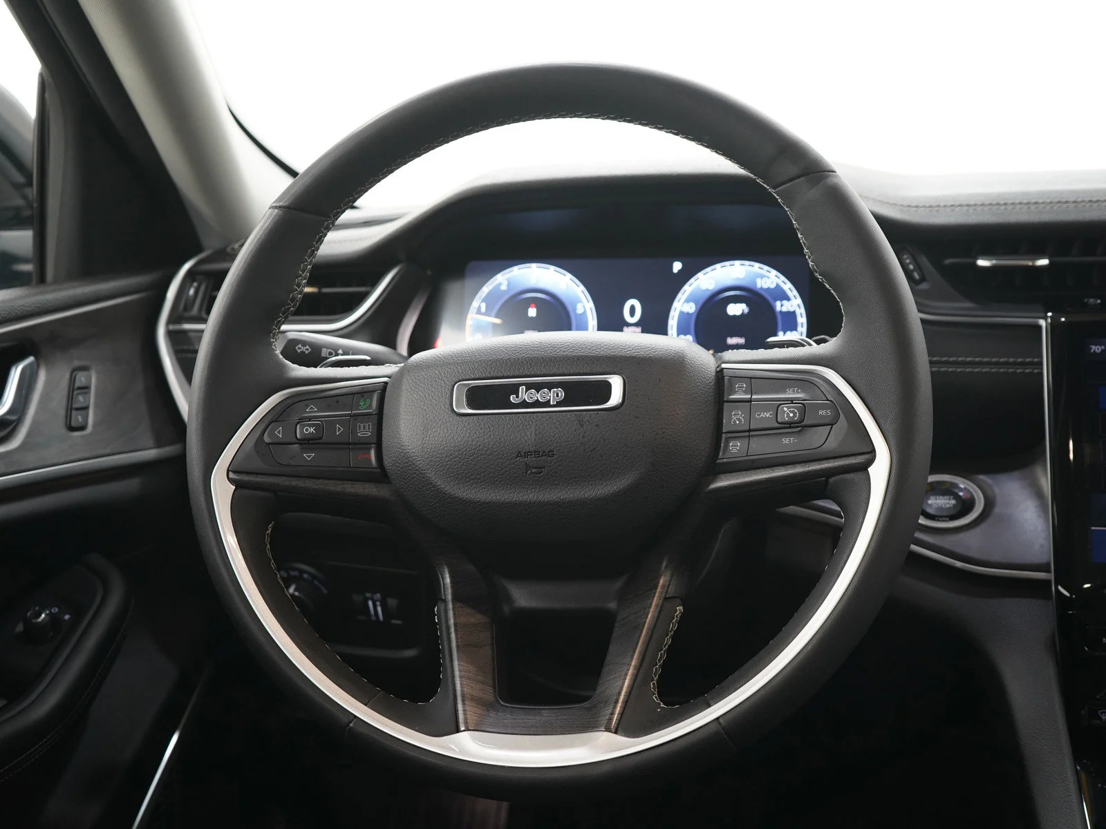 Used 2023 Diamond Black Crystal Pearlcoat Jeep Limited image 17