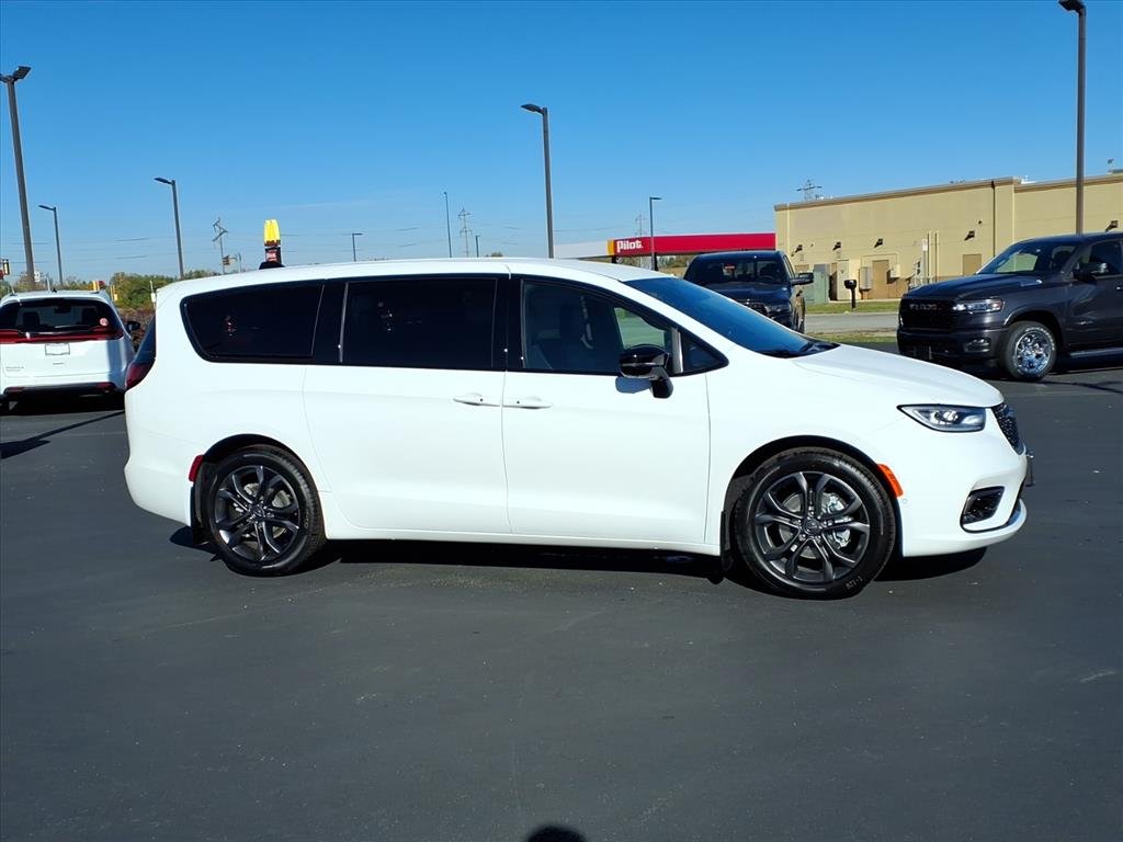2026 Chrysler Pacifica photo 2