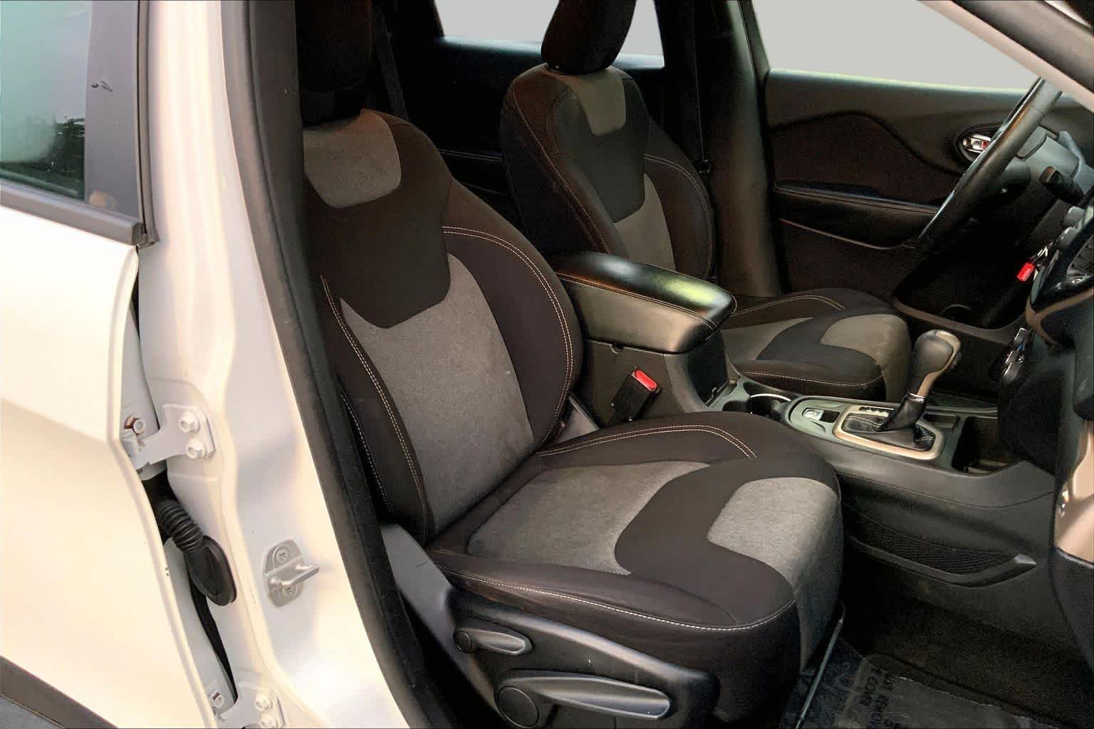 Used 2014 Bright White Clearcoat Jeep Sport image 9
