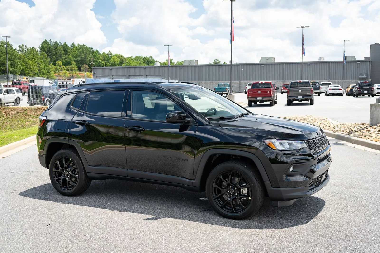 New 2026 Diamond Black Crystal Pearl-Coat Exterior Paint Jeep Latitude image 12
