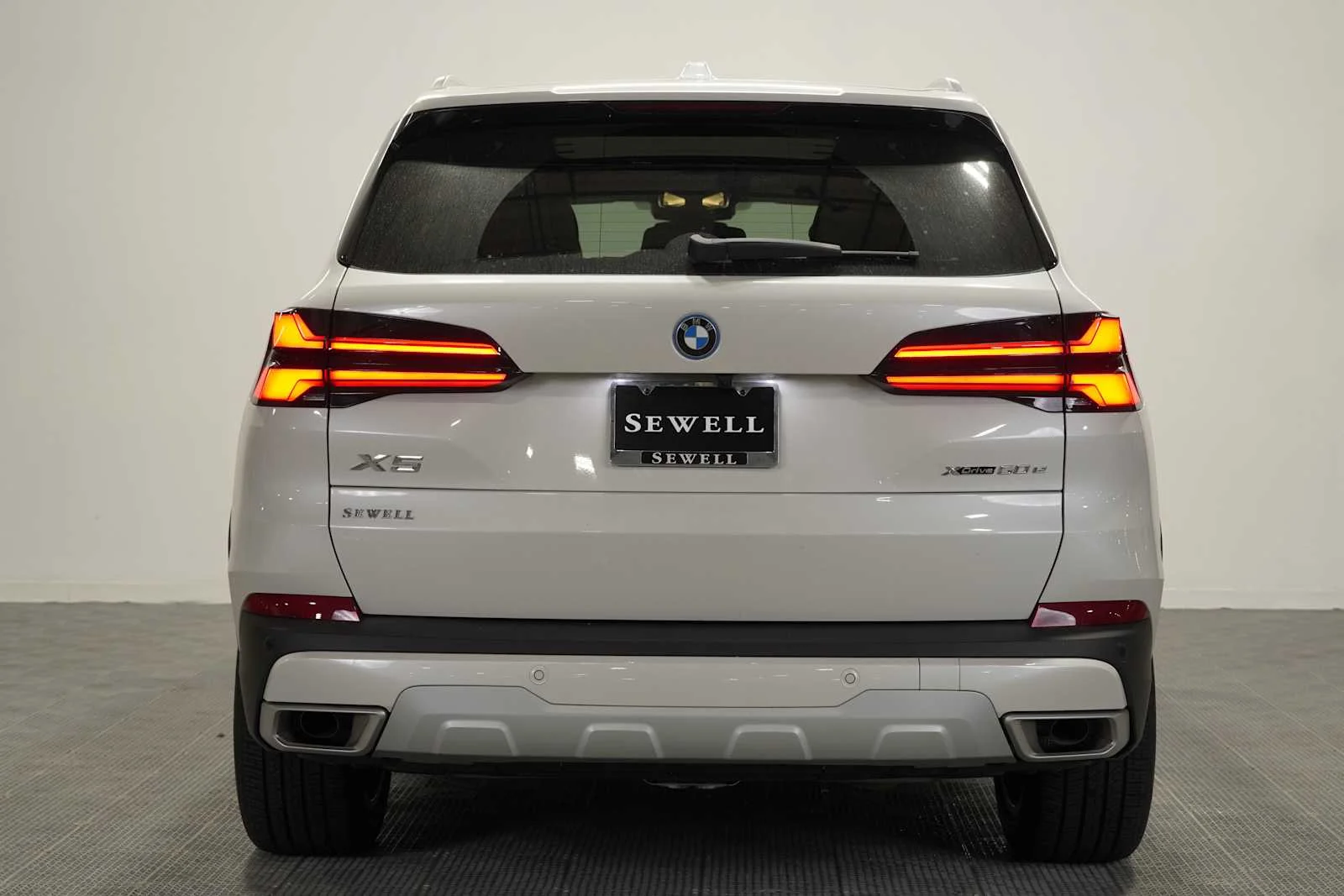 Used 2026 Mineral White Metallic BMW xDrive50e image 4